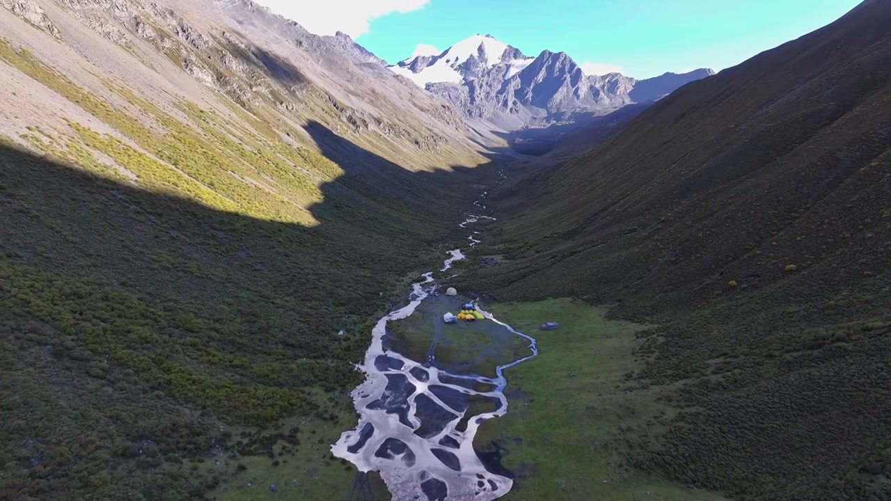 四川甘孜航拍乌库楚雪山下的草原溪流视频素材