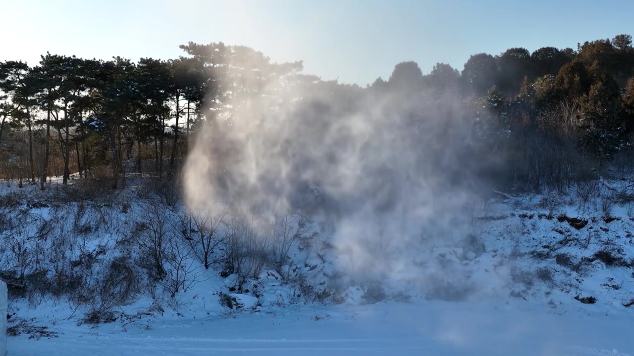 北京昌平区十三陵水库野营人工造雪慢镜头视频素材