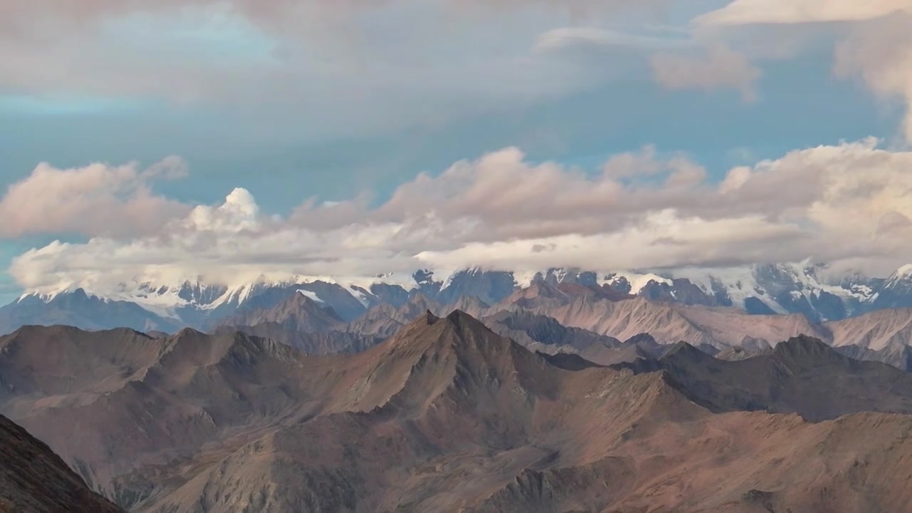 乌库楚山区航拍蜀山之王贡嘎山云海风光视频素材