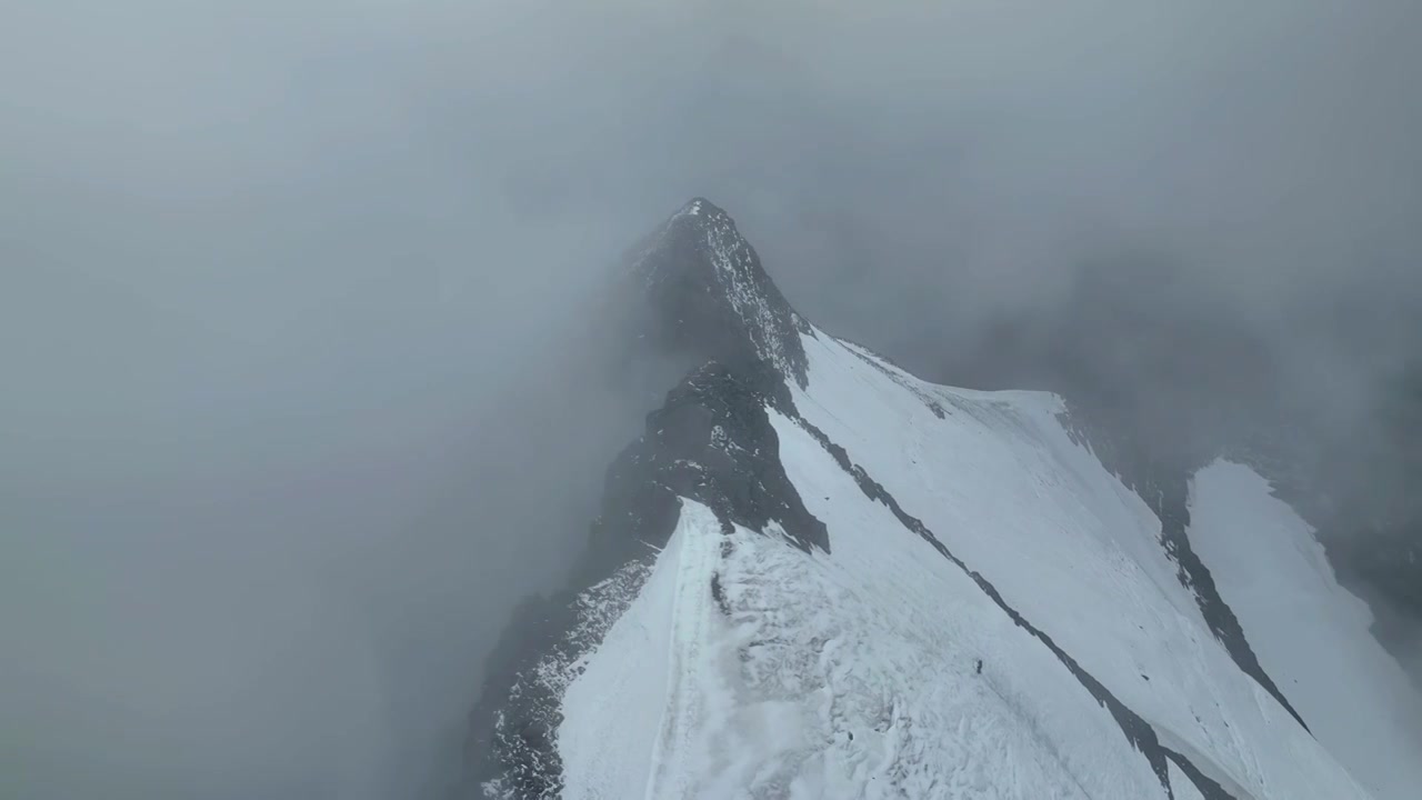 四川甘孜航拍云雾缭绕的乌库楚雪山风光视频素材