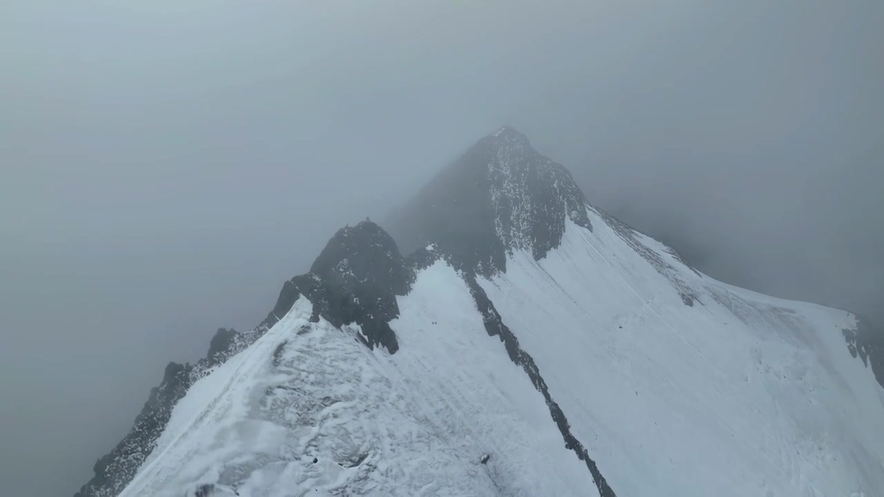 四川甘孜航拍云雾缭绕的乌库楚雪山风光视频素材