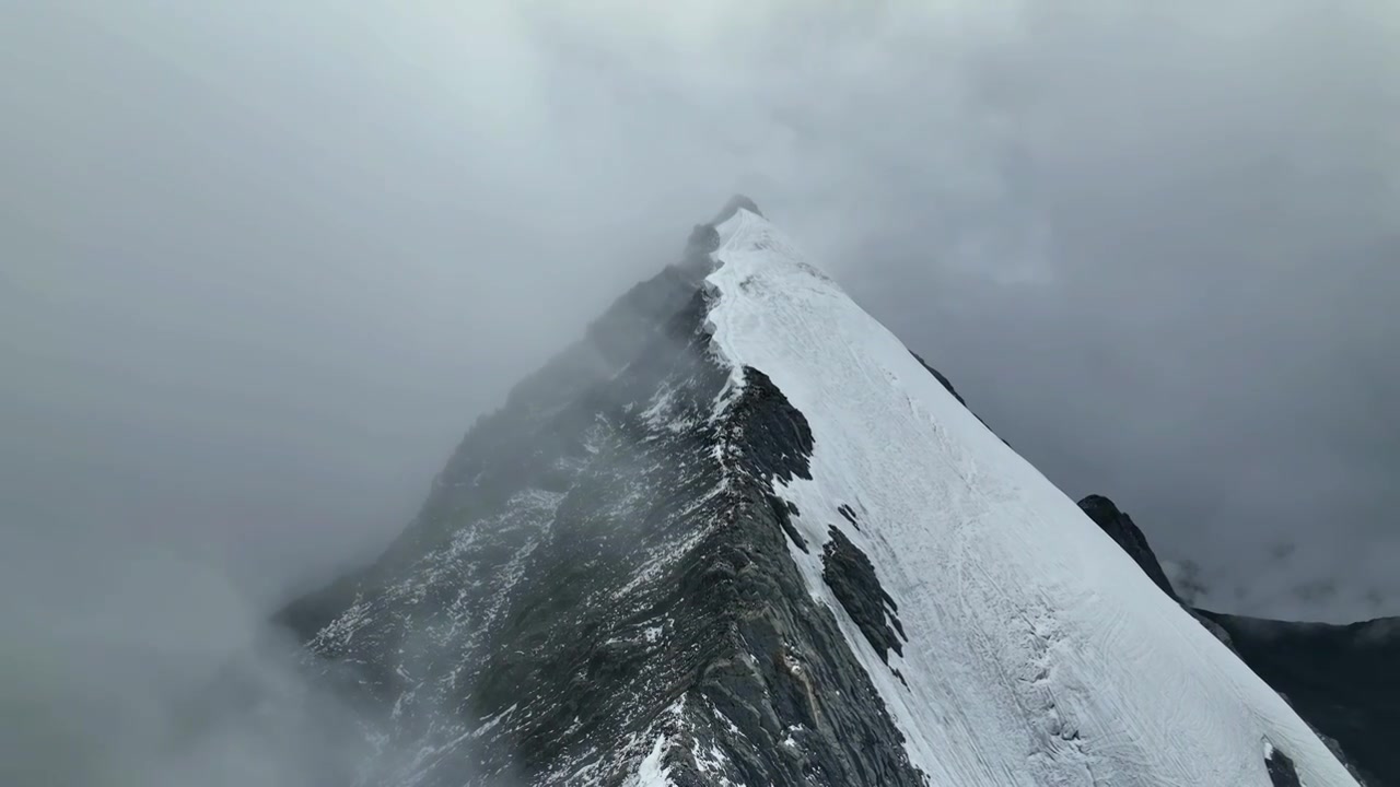 四川甘孜航拍云雾缭绕的乌库楚雪山风光视频素材