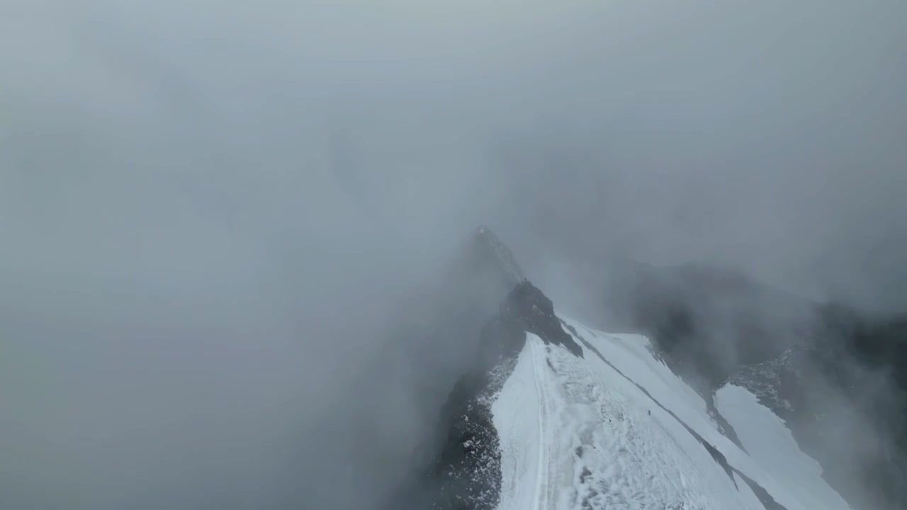 四川甘孜航拍云雾缭绕的乌库楚雪山风光视频素材