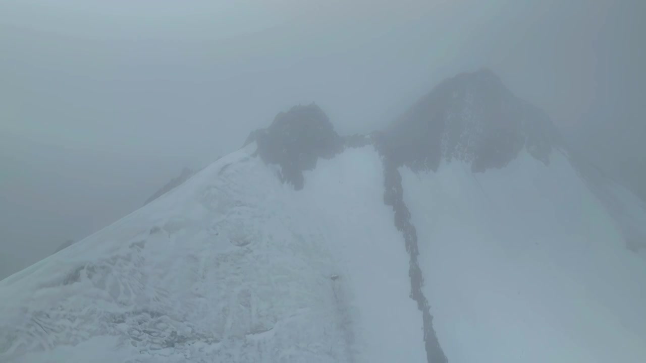 四川甘孜航拍云雾缭绕的乌库楚雪山风光视频素材