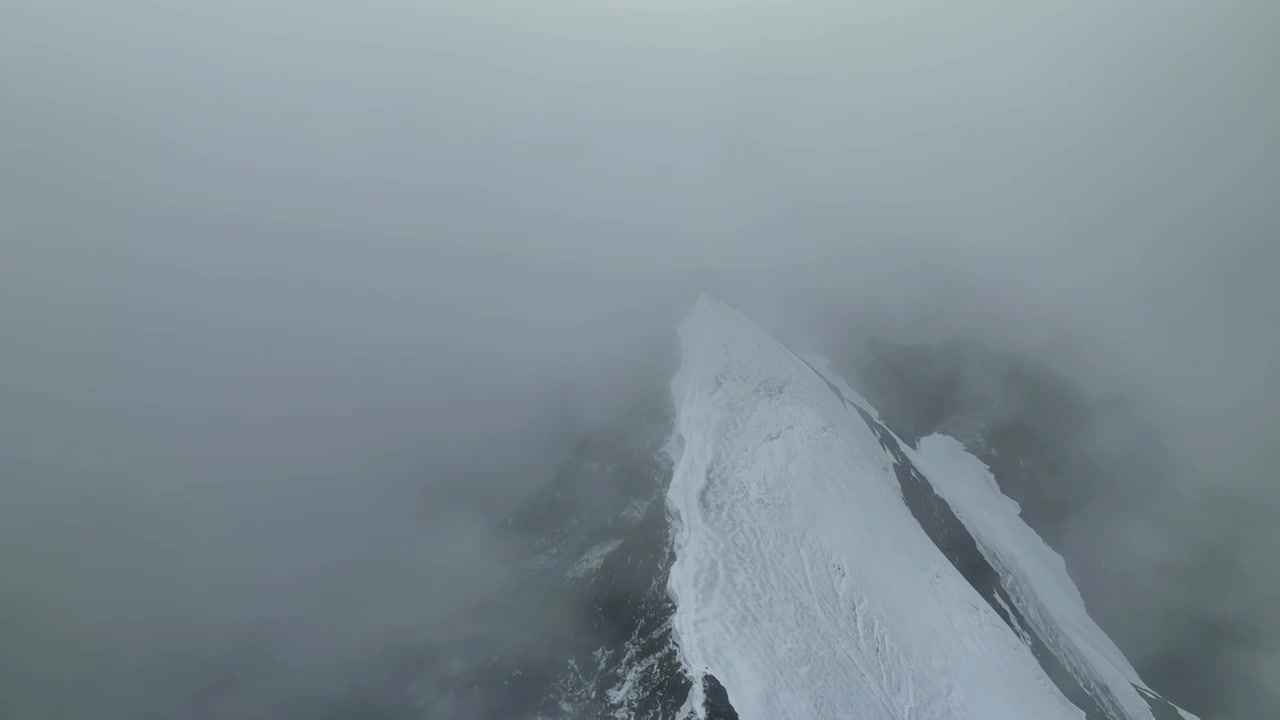 四川甘孜航拍云雾缭绕的乌库楚雪山风光视频素材