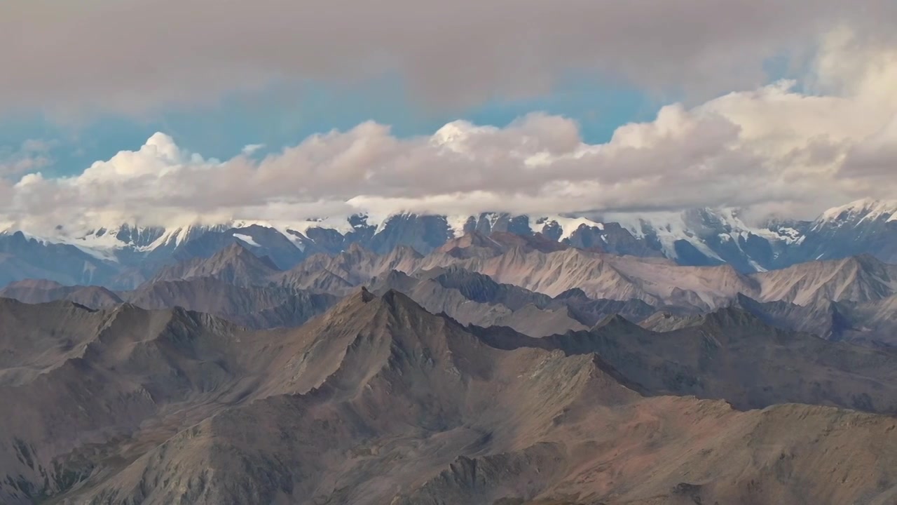 乌库楚山区航拍蜀山之王贡嘎山云海风光视频素材