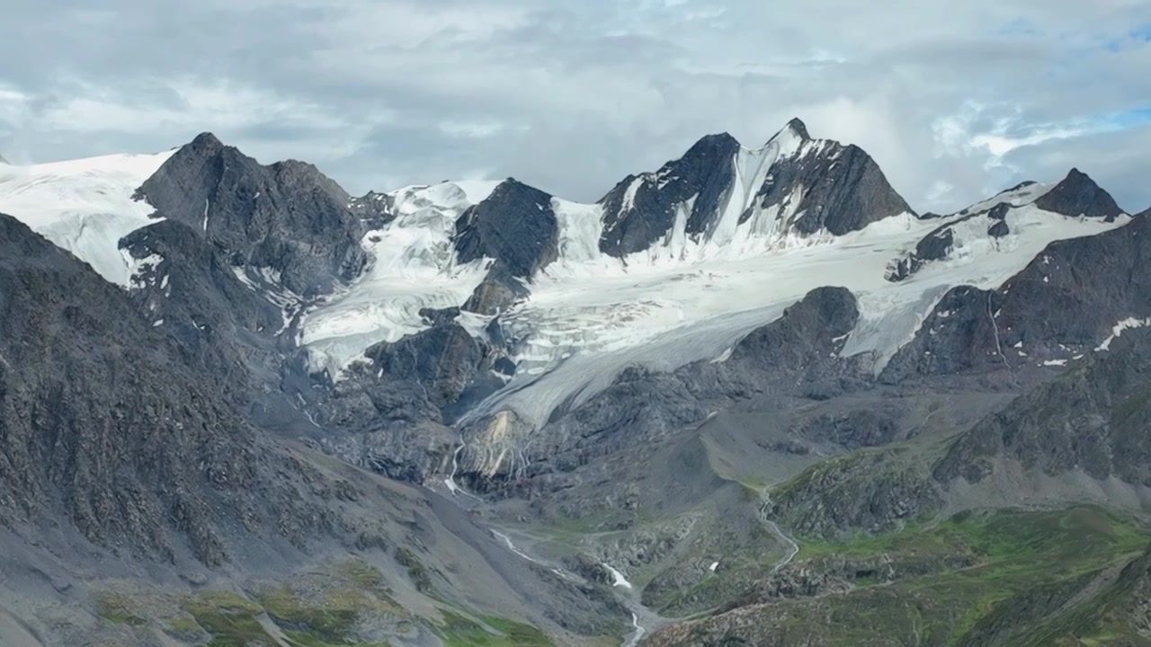 四川甘孜理塘航拍格聂山区阿萨贡格雪山草原视频素材