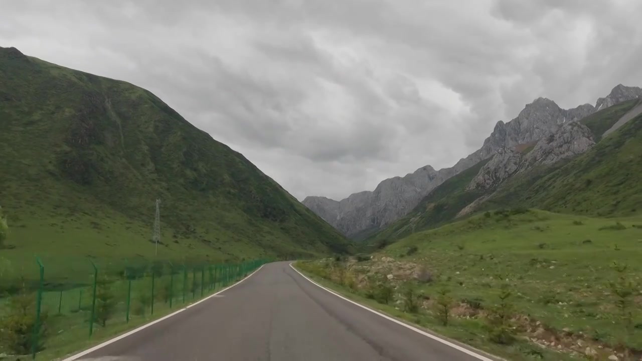 自驾游四川甘孜甘白路高山峡谷风光视频素材