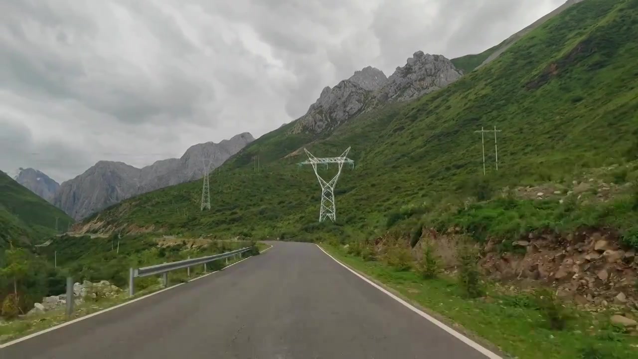 自驾游四川甘孜甘白路高山峡谷风光视频素材