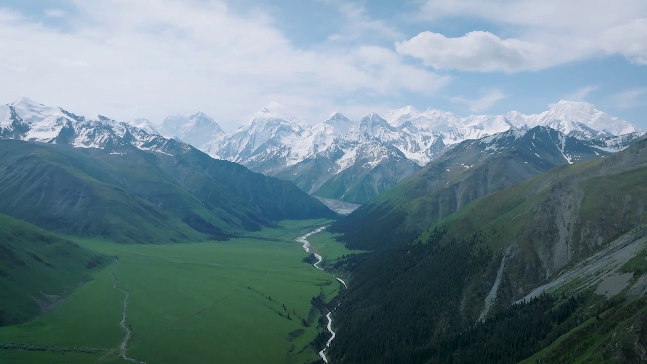 风景绝美的夏塔古道——木扎尔特冰川融水形成的河流与森林、草原视频素材