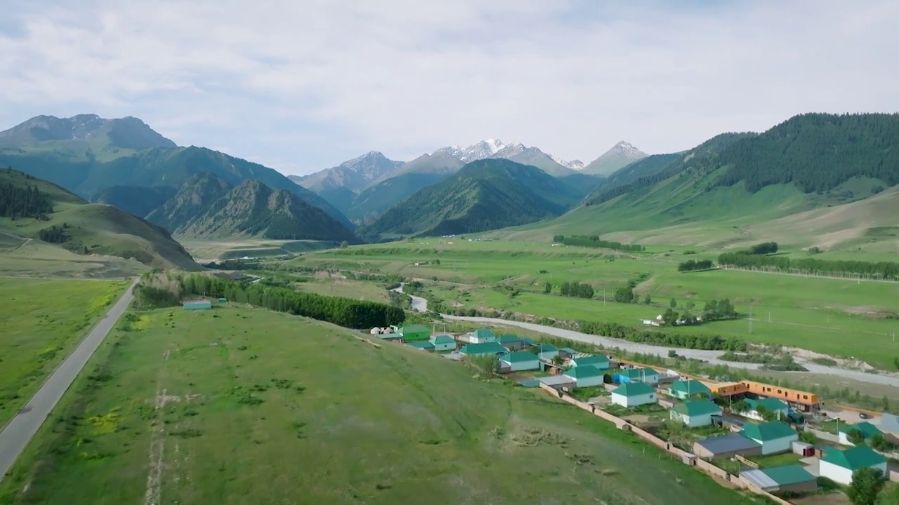 风景绝美的夏塔古道——木扎尔特冰川融水形成的河流与森林、草原视频素材