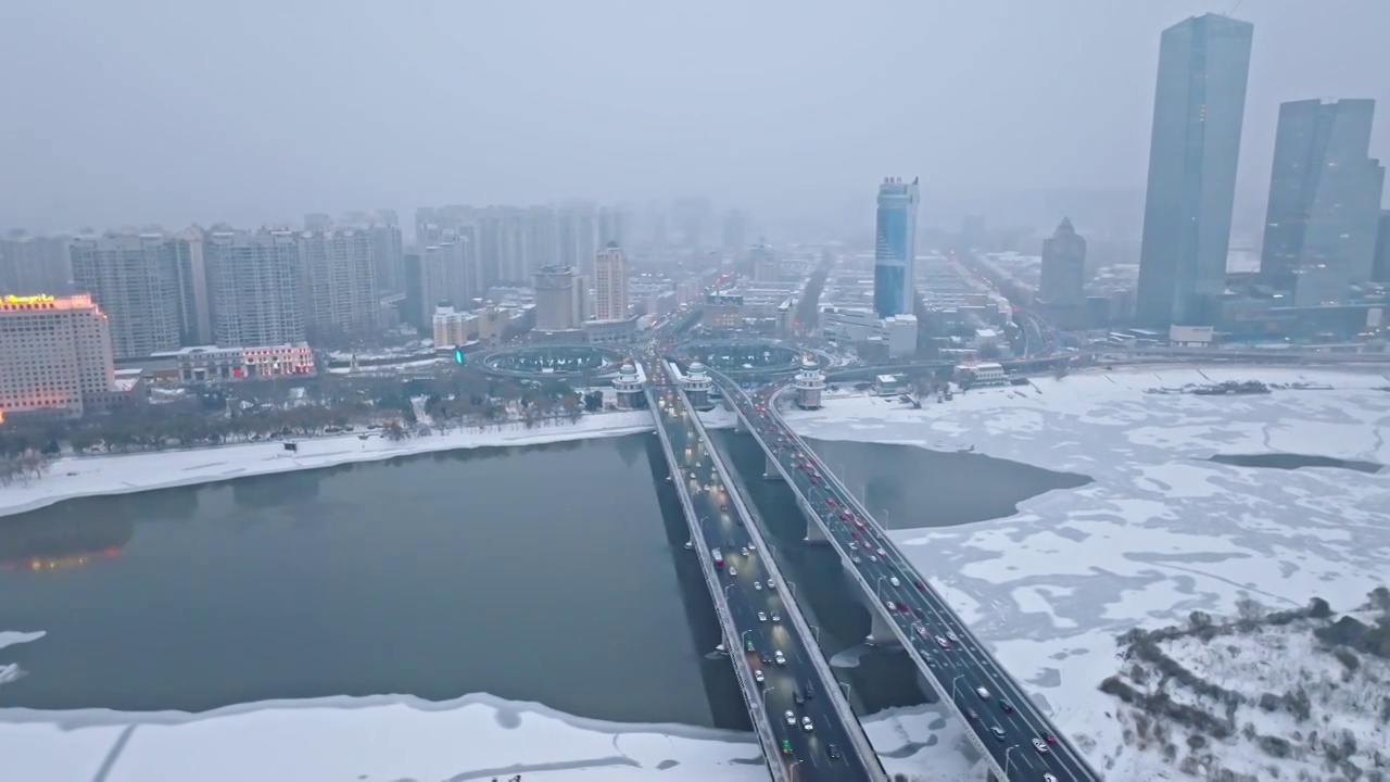 中国黑龙江哈尔滨公路大桥冬季下雪航拍视频素材