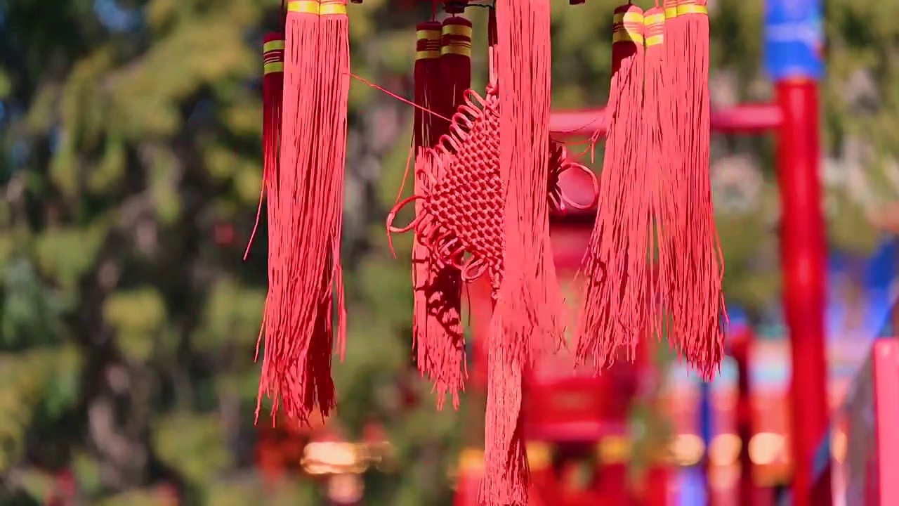 随风摇摆的红色中国结视频素材