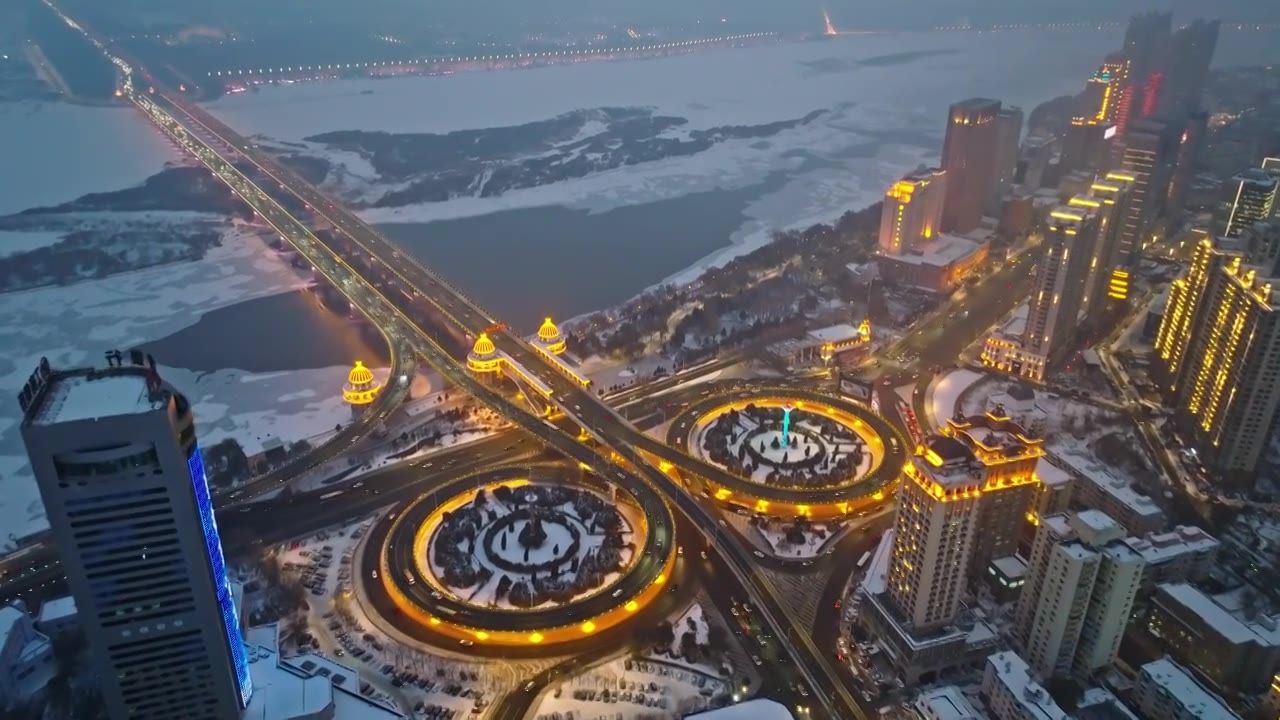 中国黑龙江哈尔滨公路大桥夜晚雪景航拍视频素材