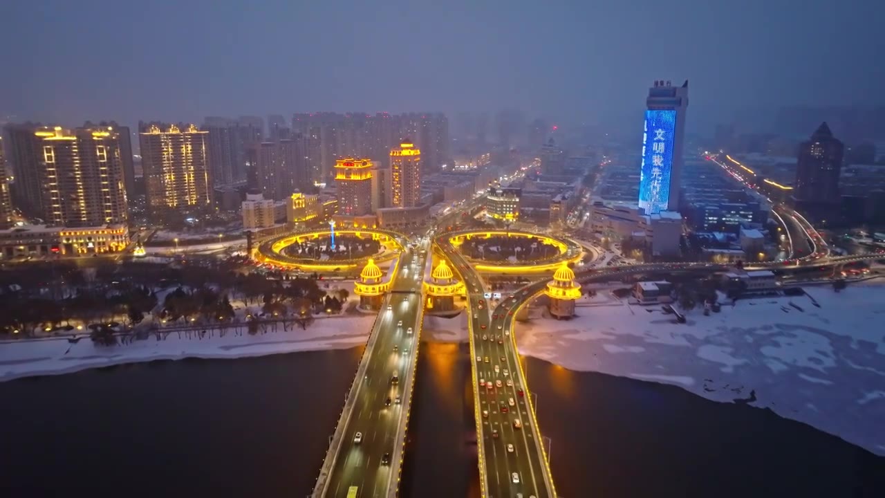 中国黑龙江哈尔滨公路大桥夜晚雪景航拍视频素材