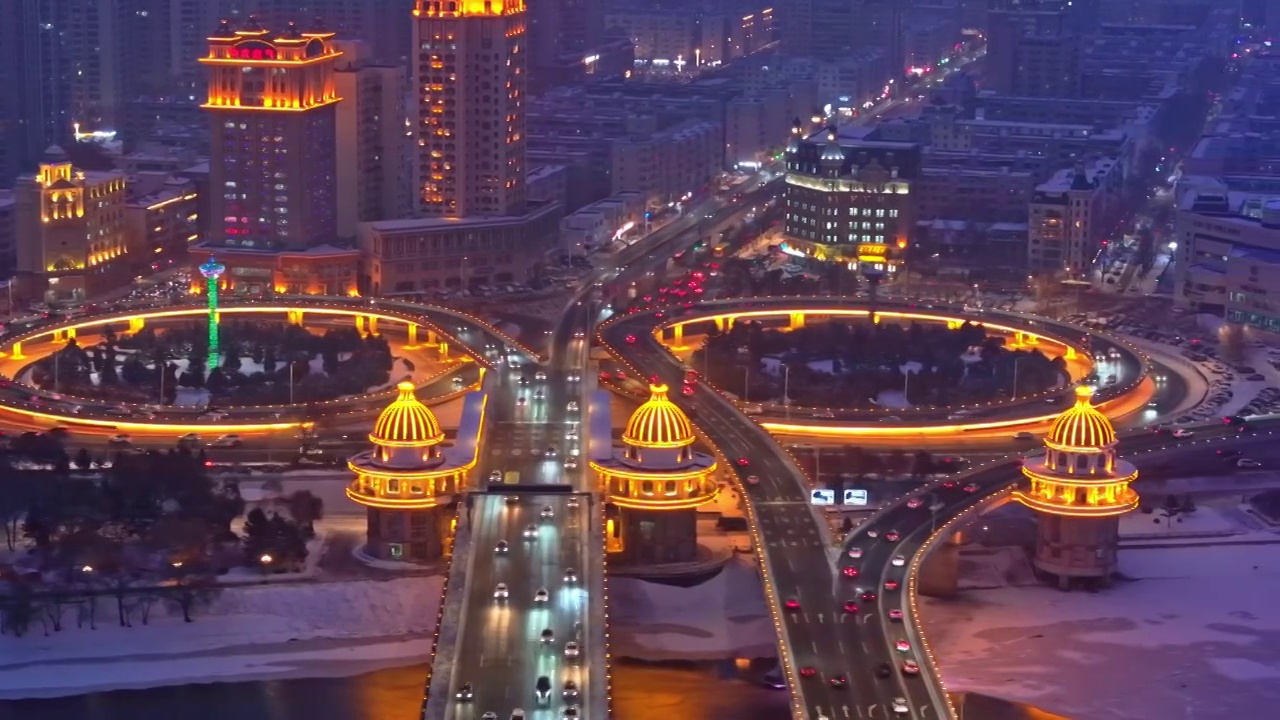 中国黑龙江哈尔滨公路大桥夜晚雪景航拍视频素材