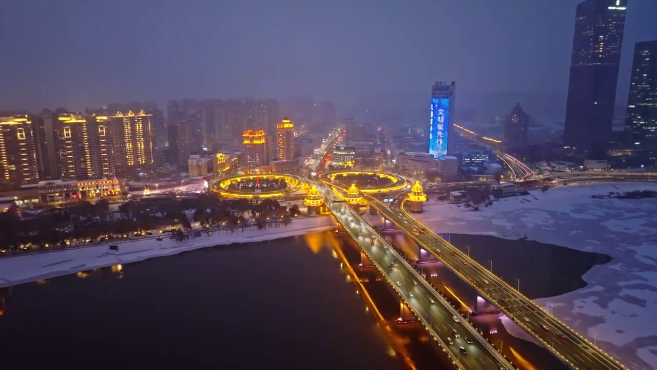 中国黑龙江哈尔滨公路大桥夜晚雪景航拍视频素材