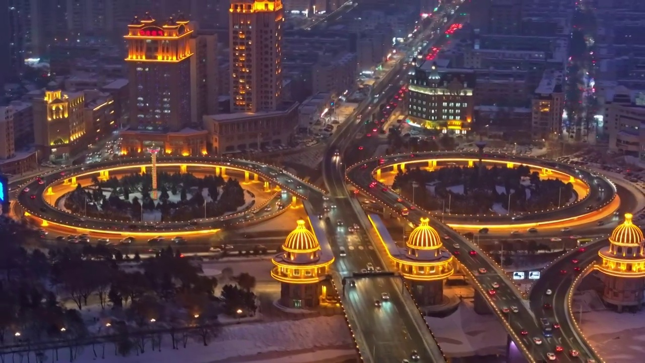 中国黑龙江哈尔滨公路大桥夜晚雪景航拍视频素材