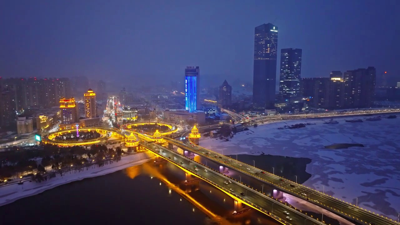 中国黑龙江哈尔滨公路大桥夜晚雪景航拍视频素材