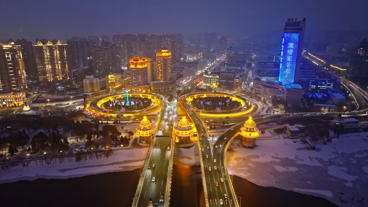 中国黑龙江哈尔滨公路大桥夜晚雪景航拍视频素材