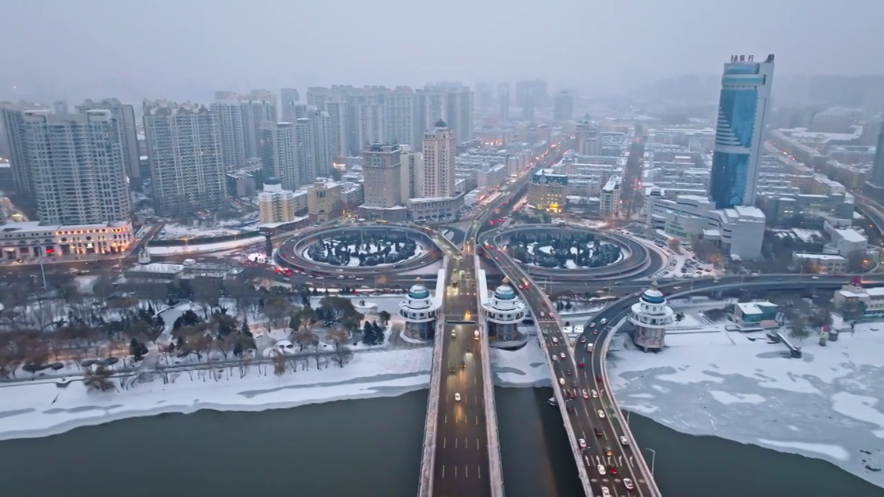 中国黑龙江哈尔滨公路大桥雪景航拍视频素材