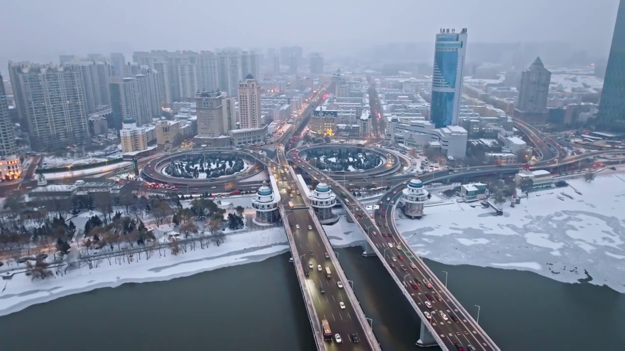 中国黑龙江哈尔滨公路大桥雪景航拍视频素材