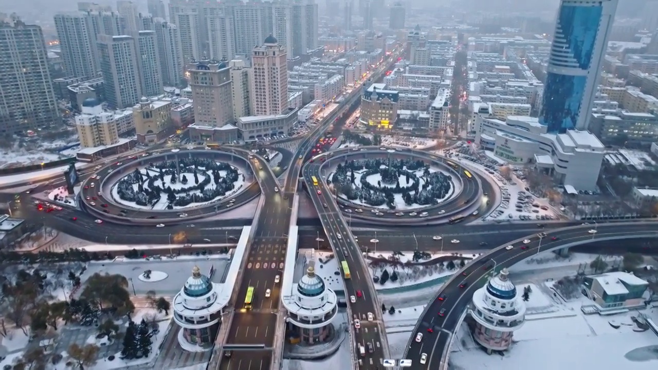 中国黑龙江哈尔滨公路大桥雪景航拍视频素材