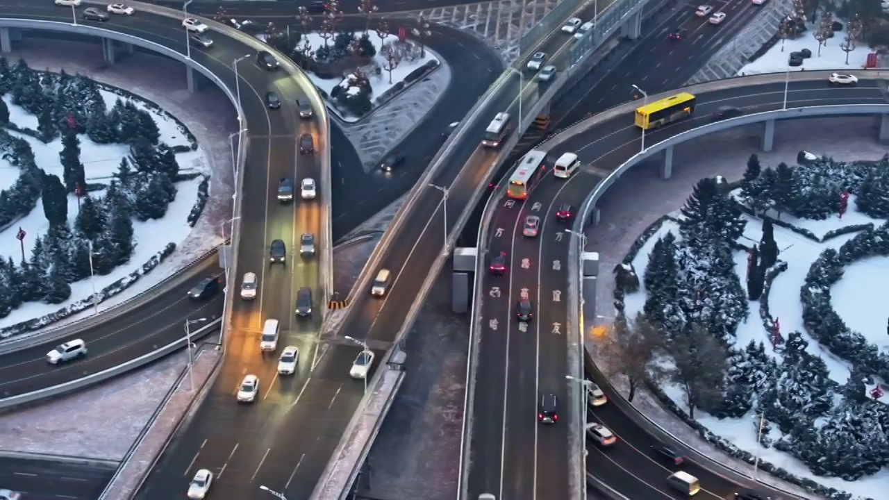 中国黑龙江哈尔滨公路大桥雪景航拍视频素材