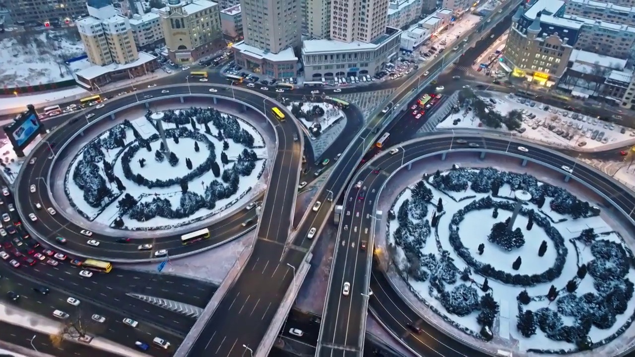 中国黑龙江哈尔滨公路大桥雪景航拍视频素材