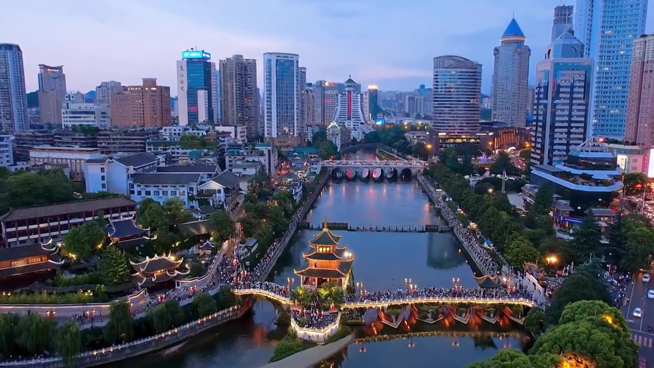 中国贵州贵阳甲秀楼和城市天际线夜景航拍视频素材