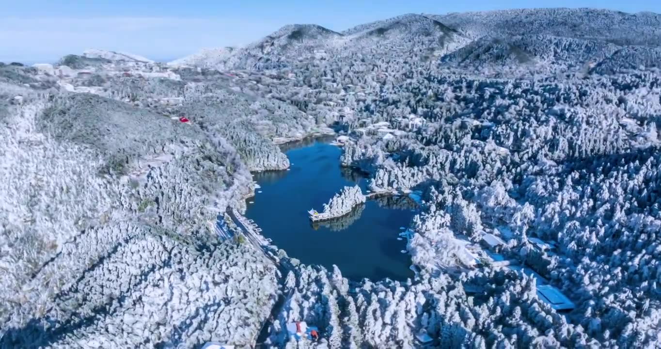 庐山如琴湖冬季雪景环绕航拍延时视频素材