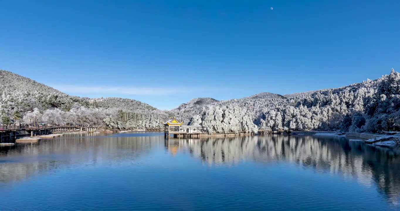 蓝天下的庐山如琴湖雪景延时视频素材