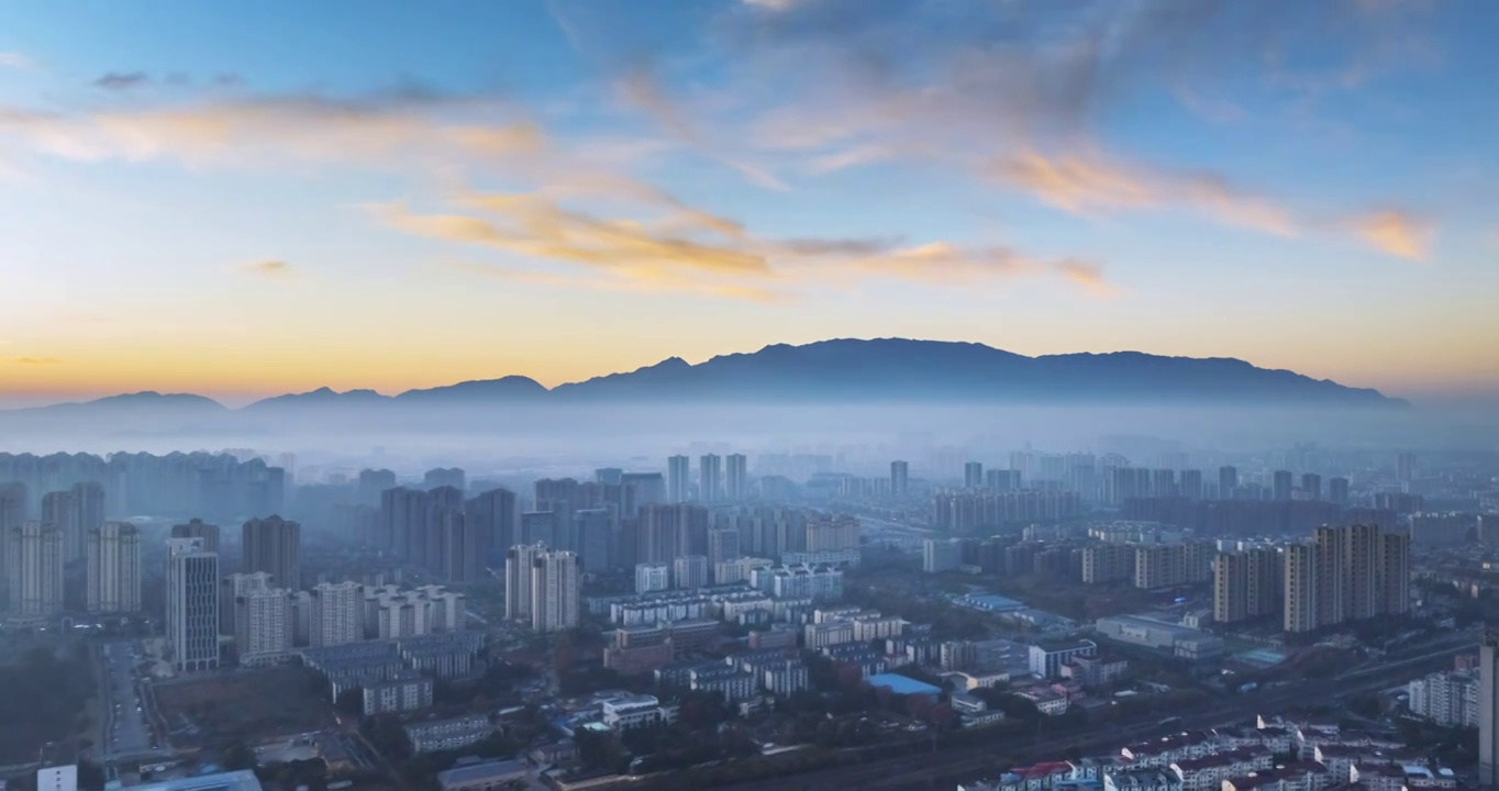 朝霞天空下的九江城景航拍延时视频素材