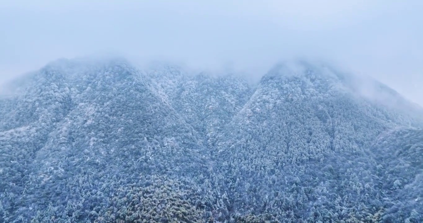 山峰初冬云雾雪景航拍延时视频素材