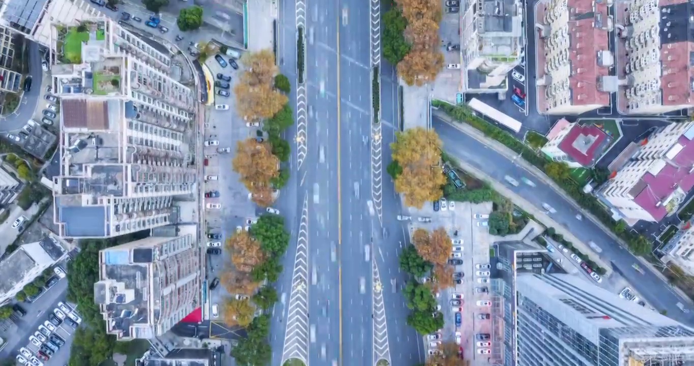 深秋城市道路俯视航拍延时视频素材