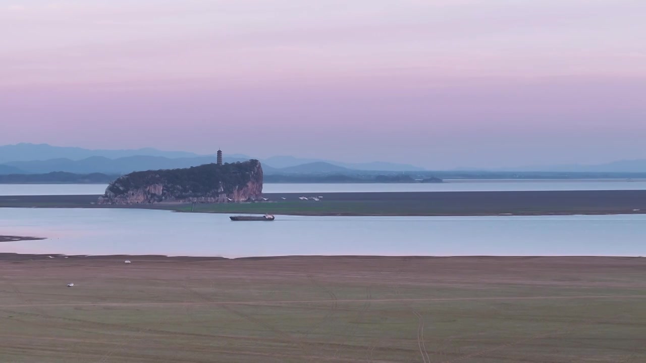 航拍候鸟飞过鄱阳湖鞋山视频素材