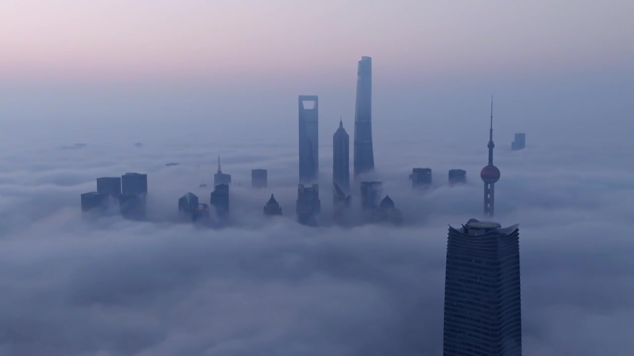 上海城市天际线地标平流雾航拍视频素材