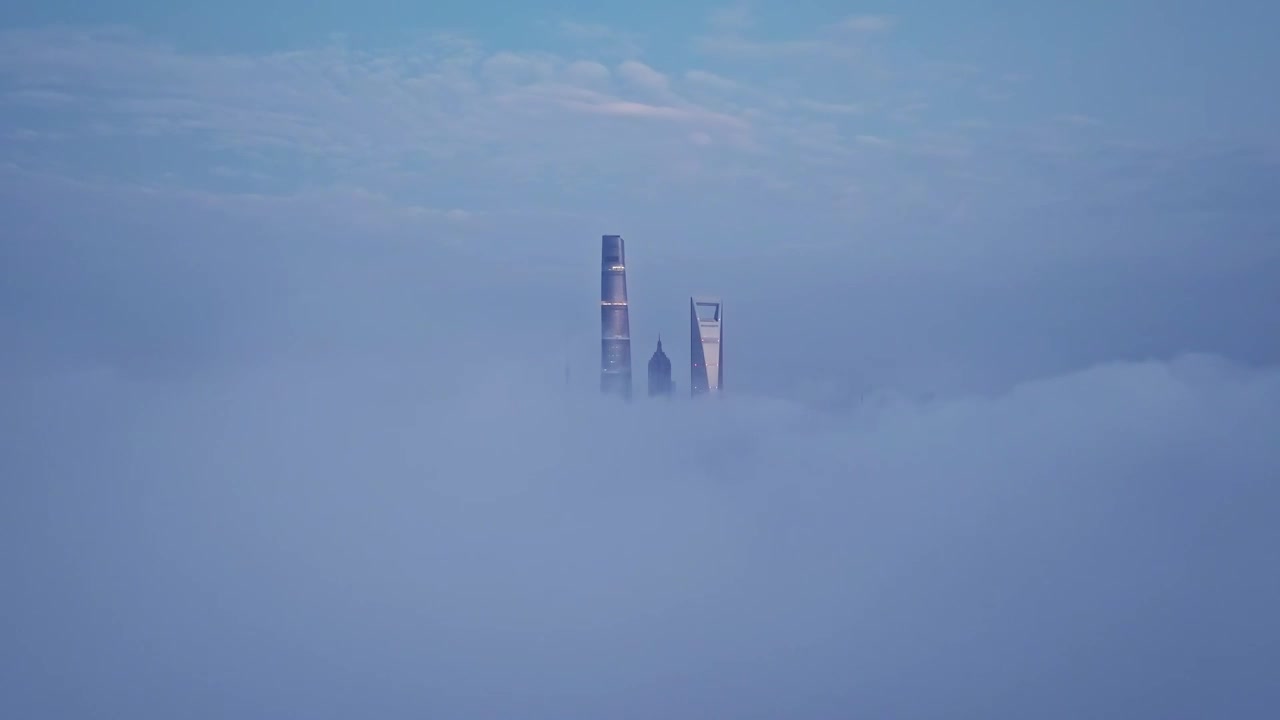 上海城市天际线地标平流雾航拍视频素材