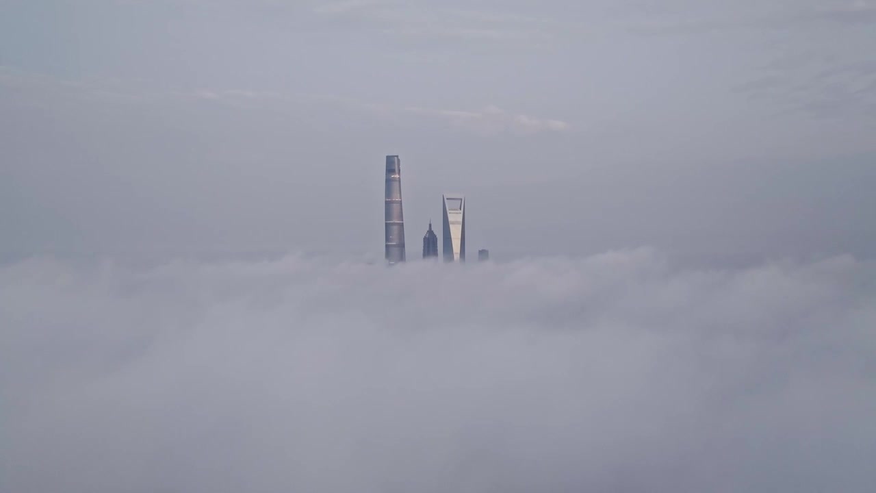 上海城市天际线地标平流雾航拍视频素材