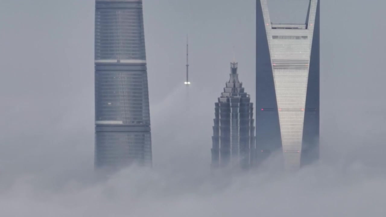 上海城市天际线地标平流雾航拍视频素材