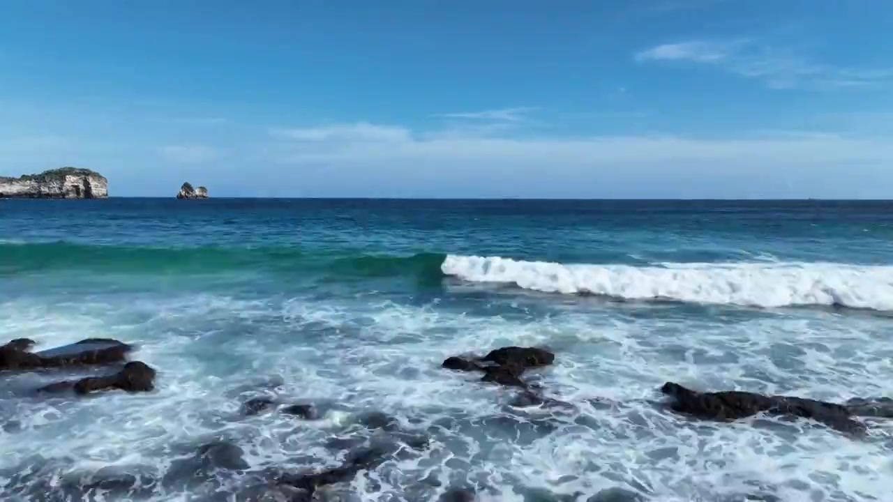 印度尼西亚努沙佩尼达岛钻石沙滩海景低视角航拍视频素材