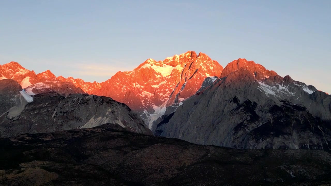 玉龙雪山日照金山视频素材