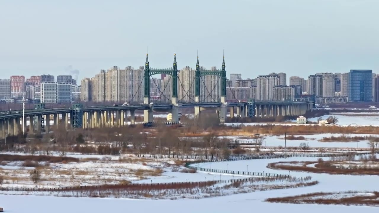 中国黑龙江哈尔滨阳明滩大桥雪景航拍视频素材