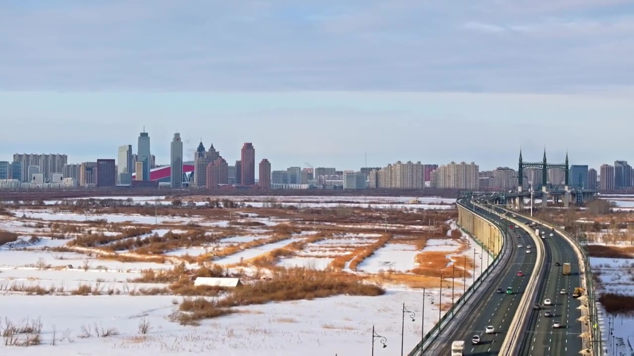 中国黑龙江哈尔滨阳明滩大桥雪景航拍视频素材