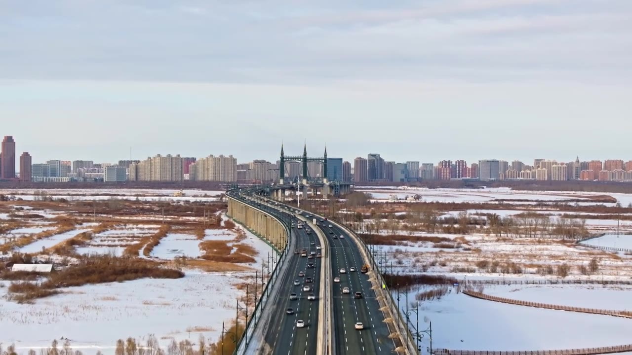 中国黑龙江哈尔滨阳明滩大桥雪景航拍视频素材