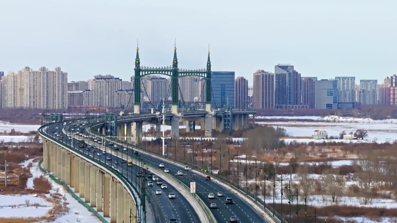 中国黑龙江哈尔滨阳明滩大桥雪景航拍视频素材