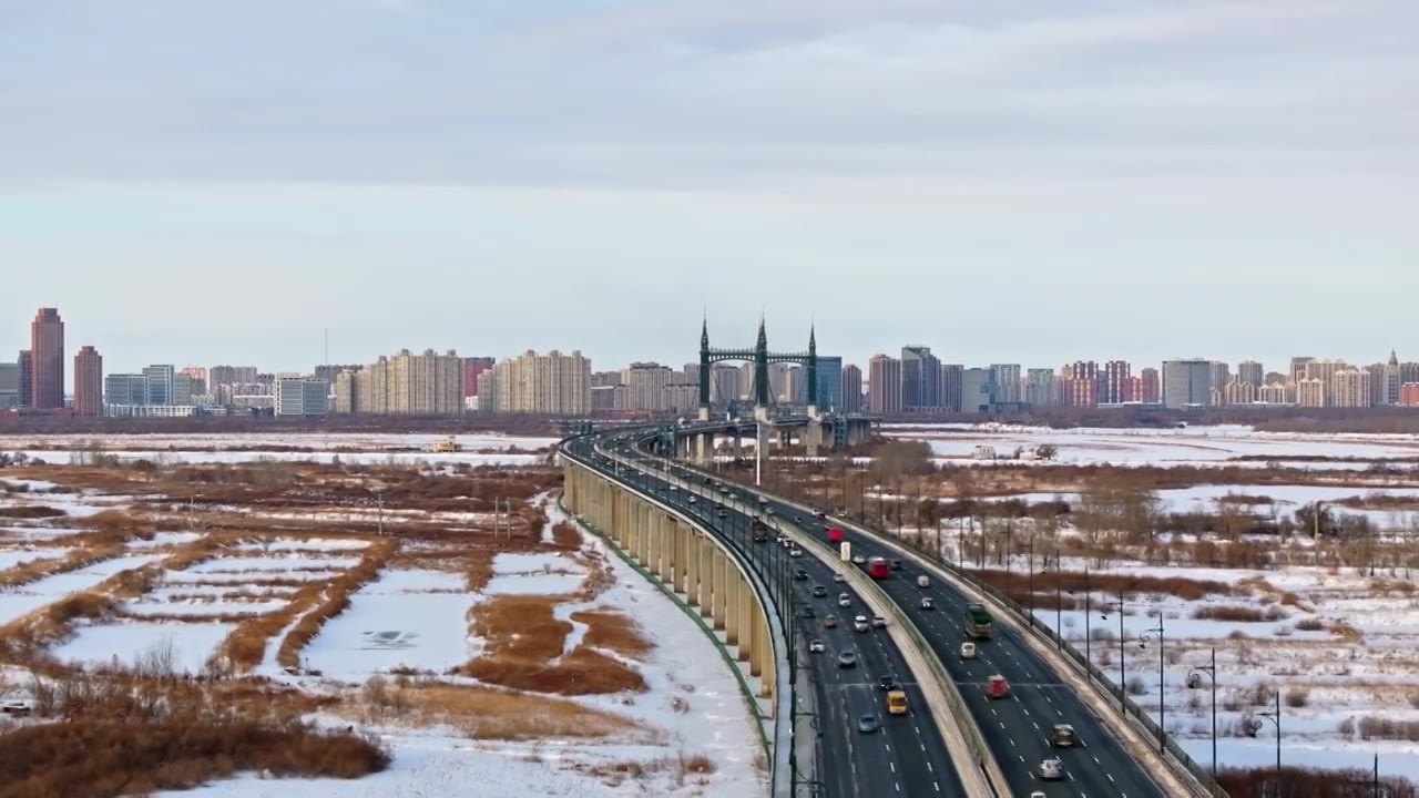 中国黑龙江哈尔滨阳明滩大桥雪景航拍视频素材