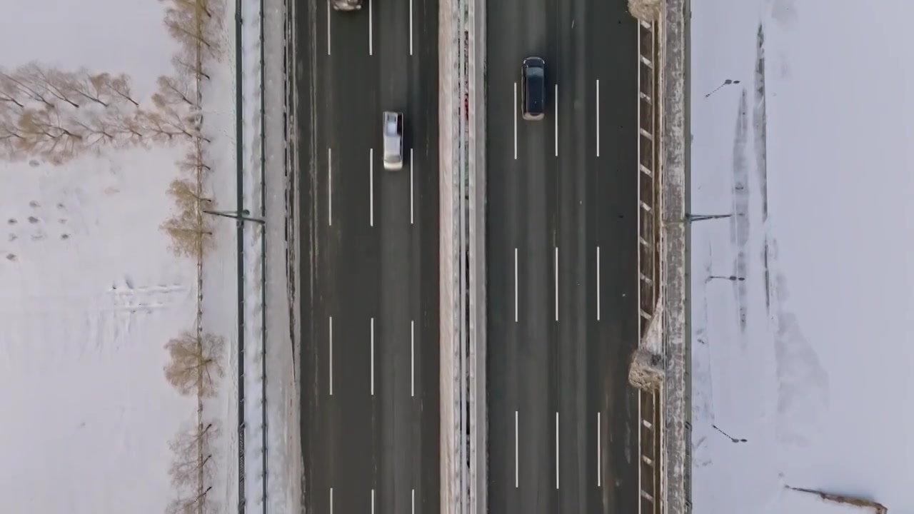 中国黑龙江哈尔滨阳明滩大桥雪景航拍视频素材