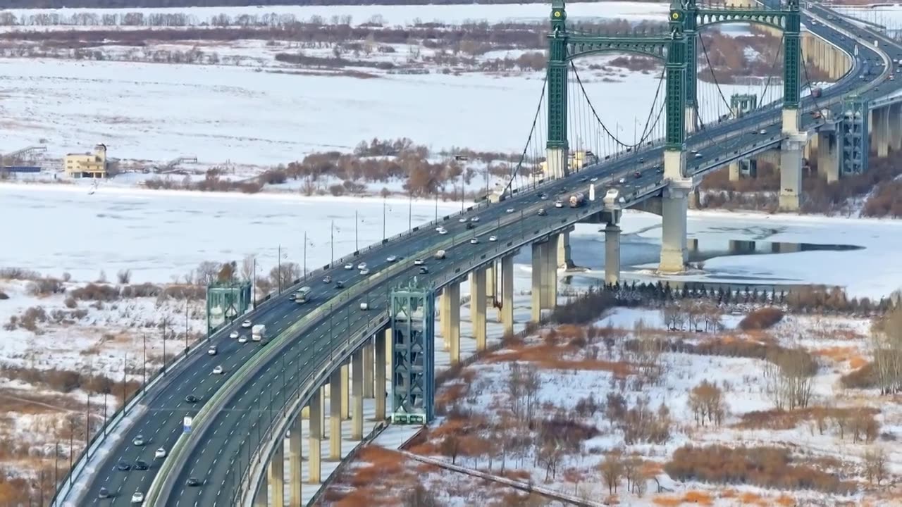 中国黑龙江哈尔滨阳明滩大桥雪景航拍视频素材