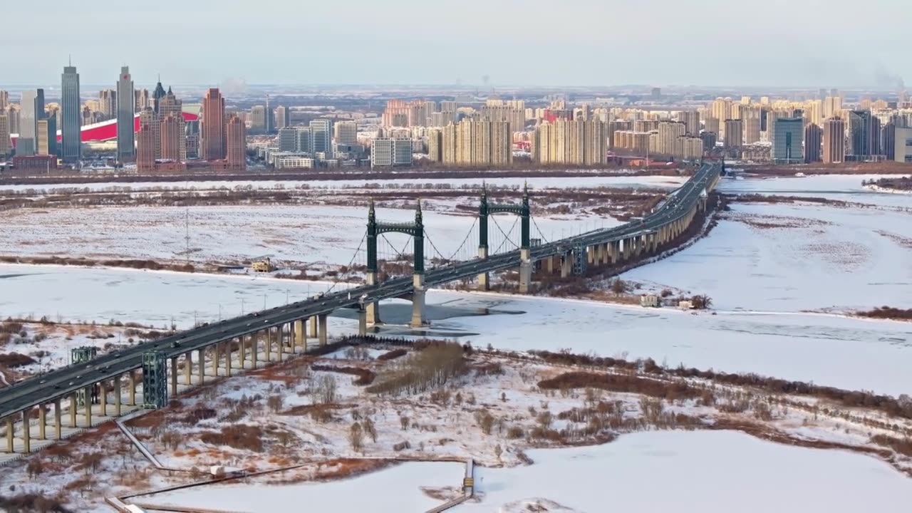 中国黑龙江哈尔滨阳明滩大桥雪景航拍视频素材